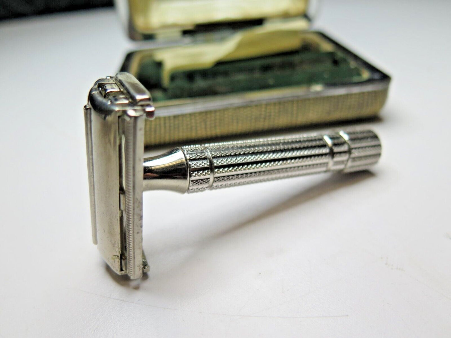 Vintage PRESIDENT GILLETTE Y3 DOUBLE EDGE RAZOR w/ Original Clamshell Case