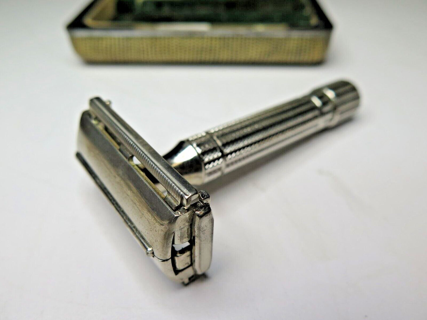 Vintage PRESIDENT GILLETTE Y3 DOUBLE EDGE RAZOR w/ Original Clamshell Case