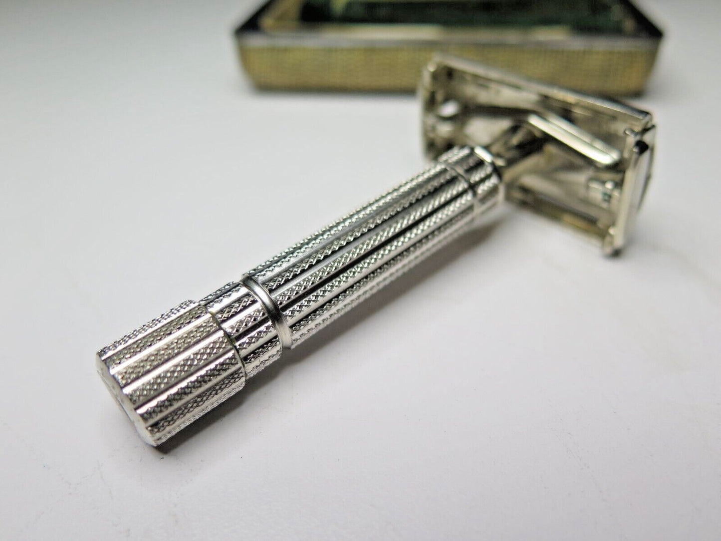 Vintage PRESIDENT GILLETTE Y3 DOUBLE EDGE RAZOR w/ Original Clamshell Case