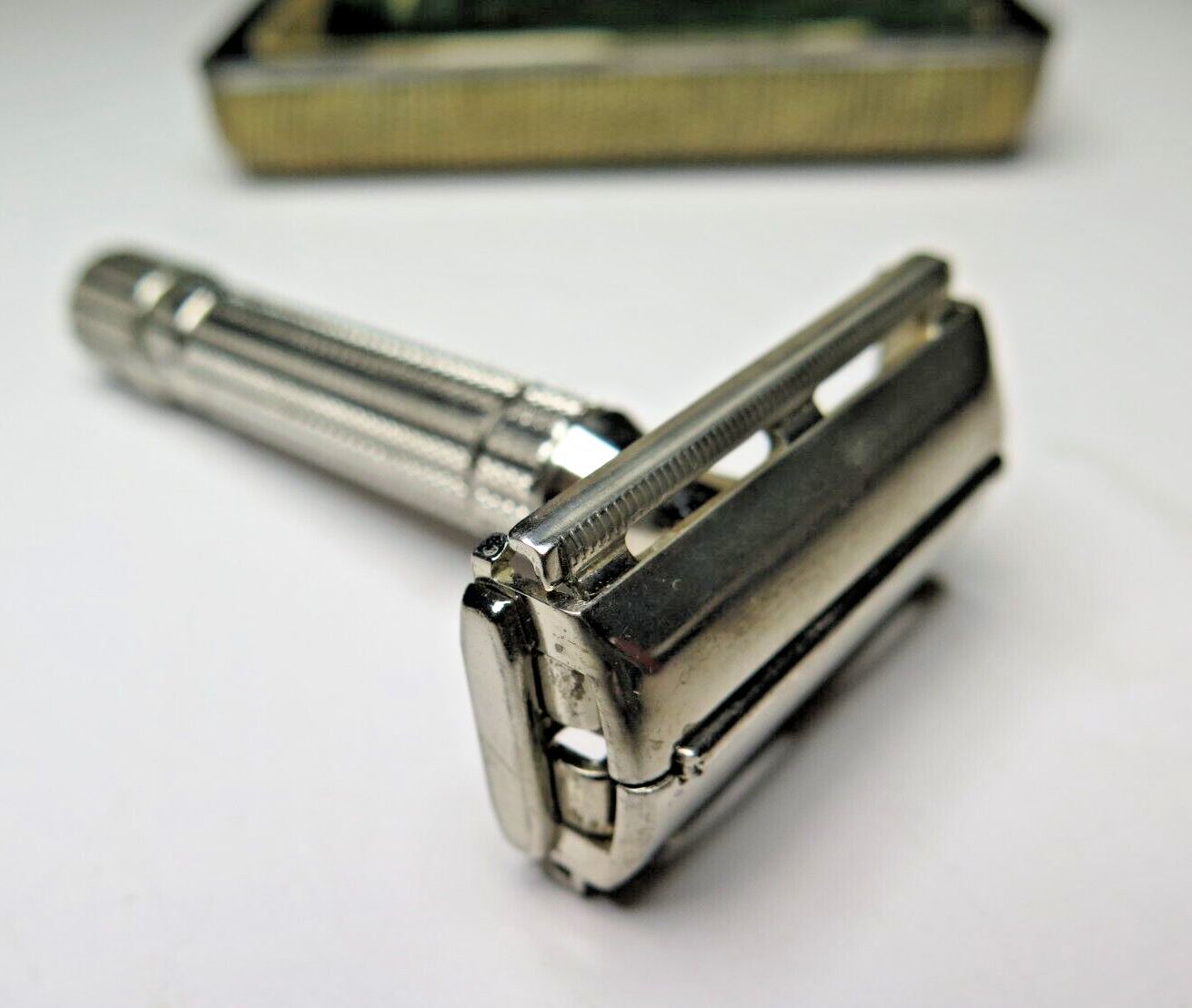 Vintage PRESIDENT GILLETTE Y3 DOUBLE EDGE RAZOR w/ Original Clamshell Case