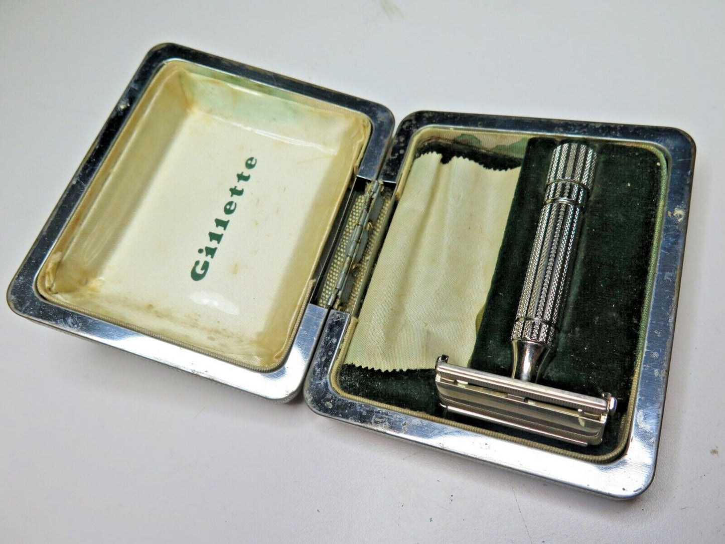 Vintage PRESIDENT GILLETTE Y3 DOUBLE EDGE RAZOR w/ Original Clamshell Case