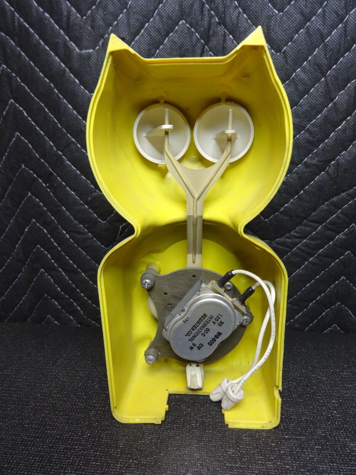 VINTAGE KIT CAT KLOCK MODEL D8 in Yellow - for Parts or Repair