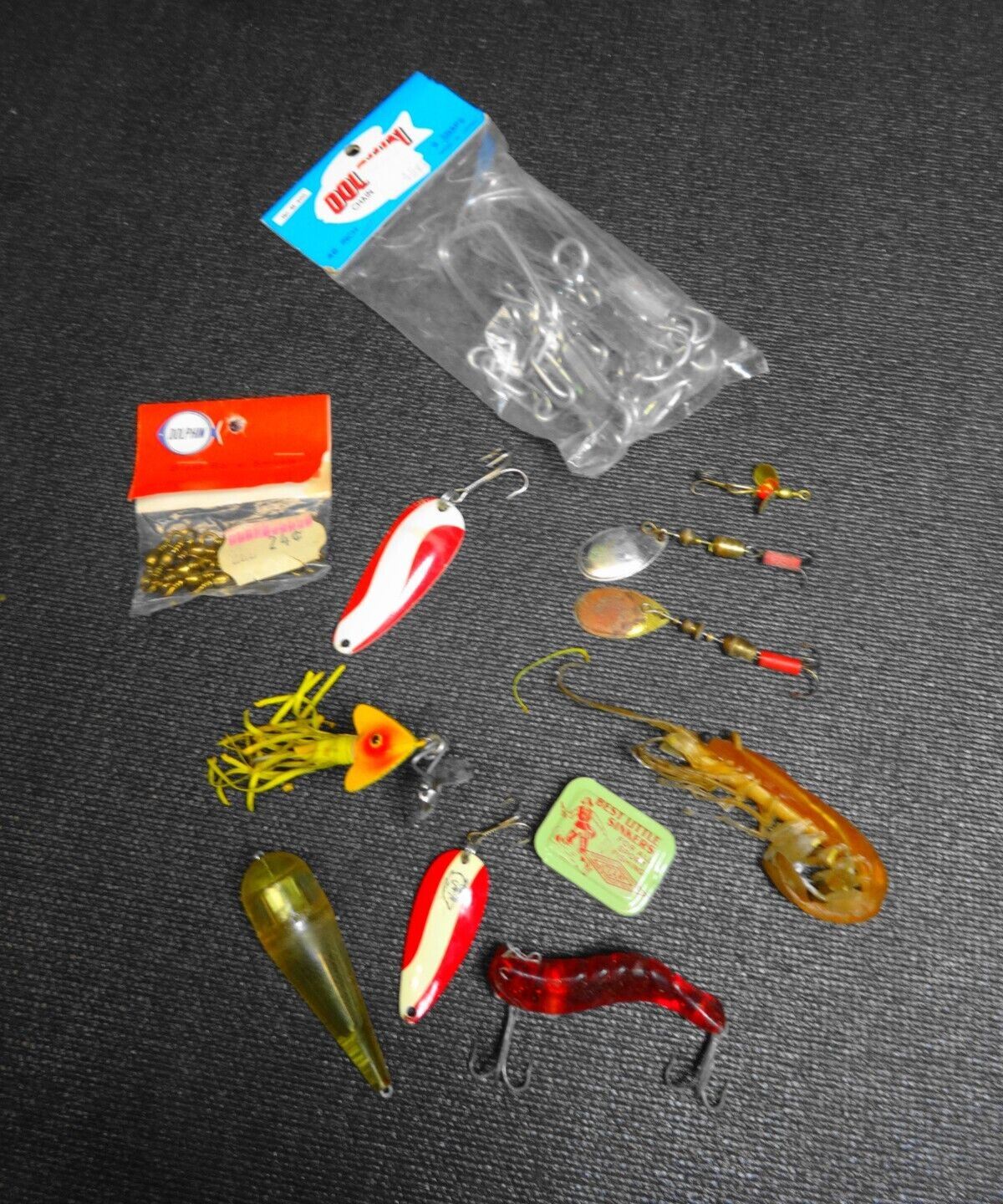 OLD Vintage FISHING TACKLE BOX LOT HOOKS LURES CRAWFISH SPOONS SPINNERS NOS