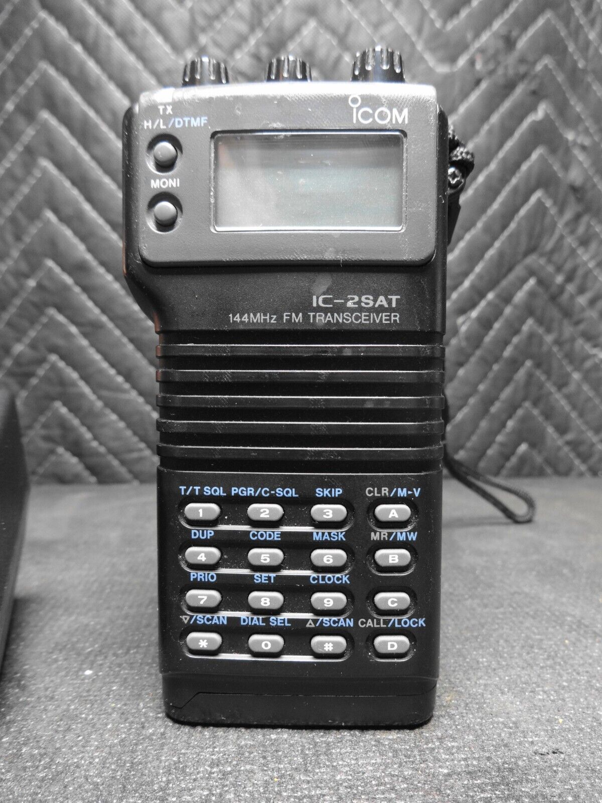 ICOM IC-2SAT HANDHELD RADIO w/ Power Adapter - For Parts / Restore