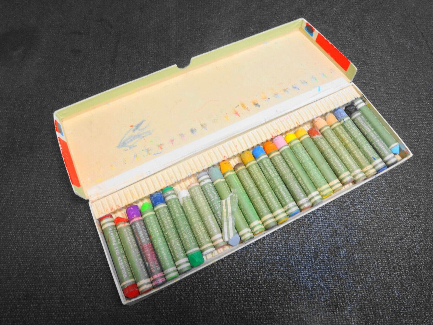 Holbein Artists Oil Pastel 24 Sticks - Vintage Issue