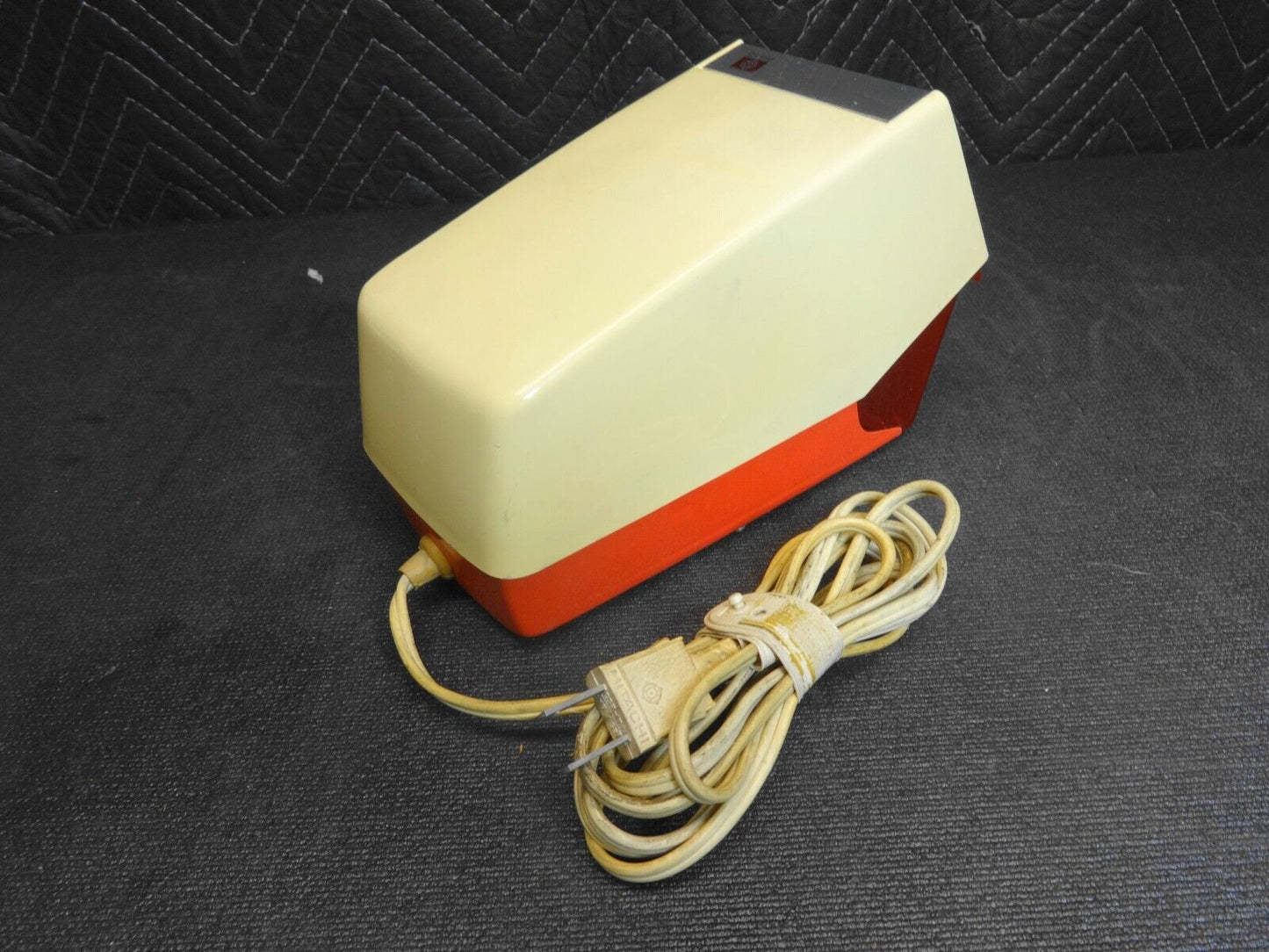 VINTAGE  HITACHI PH-10 ELECTRIC PENCIL SHARPENER - Red Face / Bin